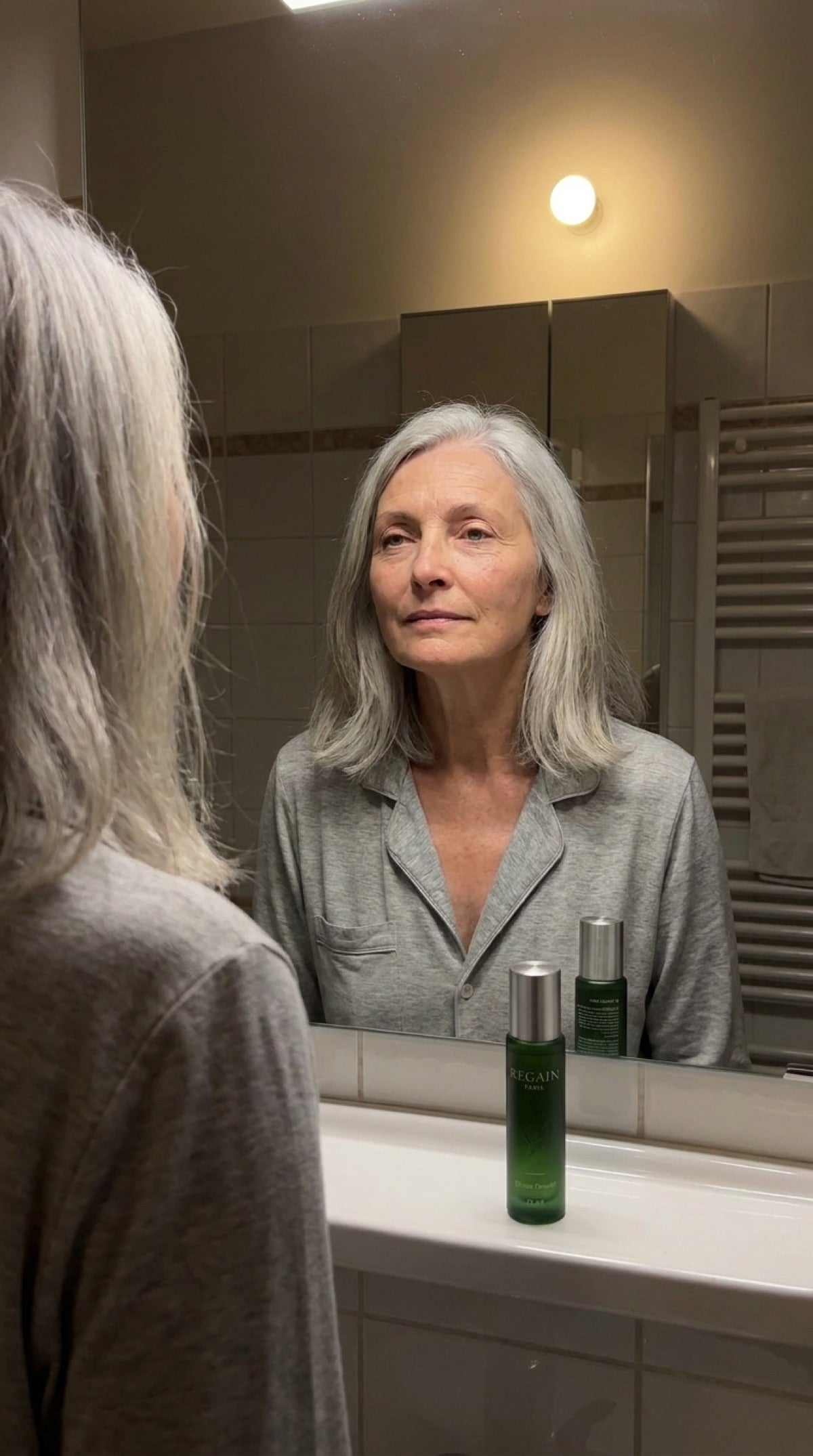 La salle de bain le soir, le flacon REGAIN posé à portée de main avant le coucher